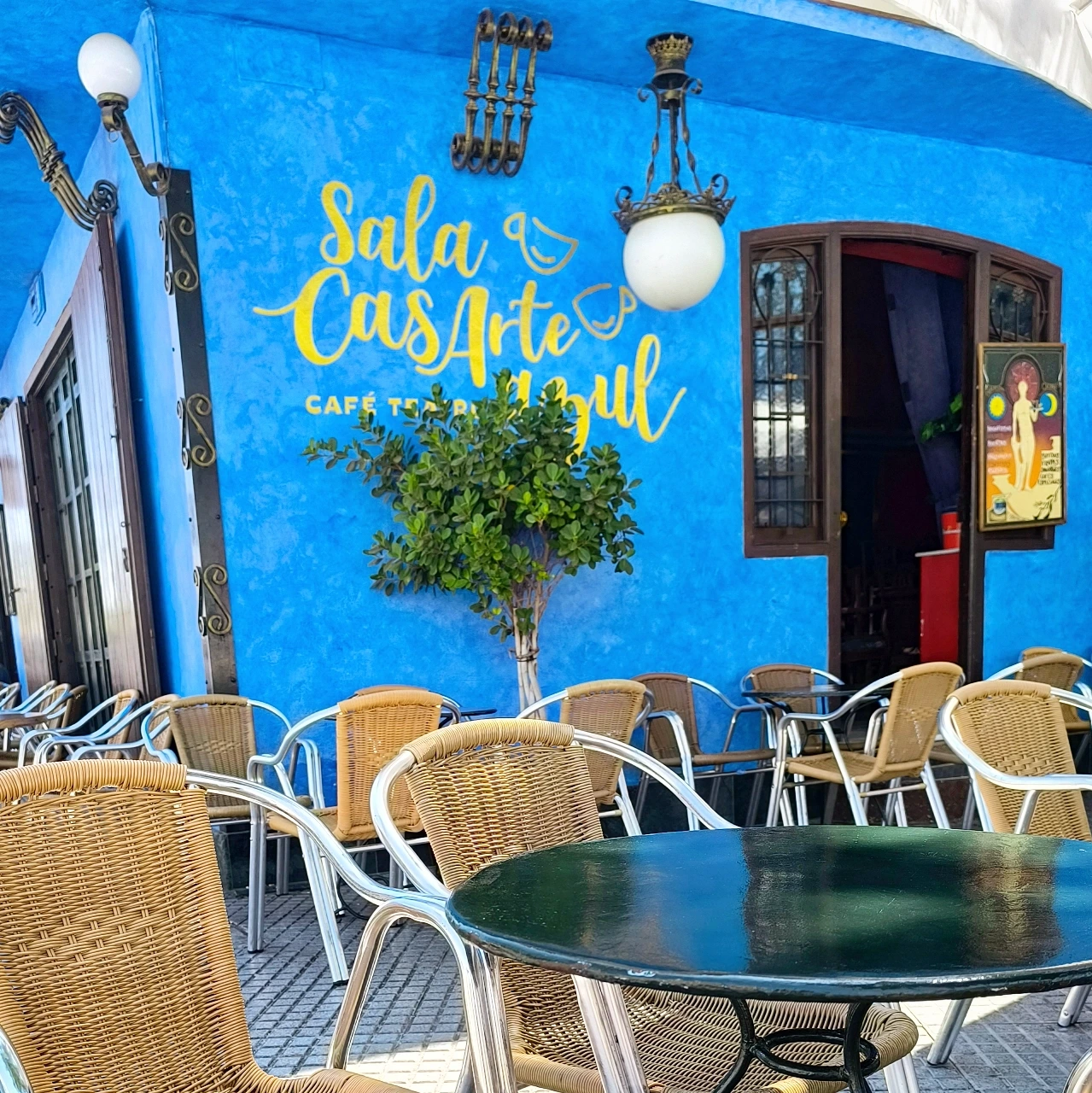 Terraza exterior de Sala CasArte Azul con fachada azul en Vélez-Málaga